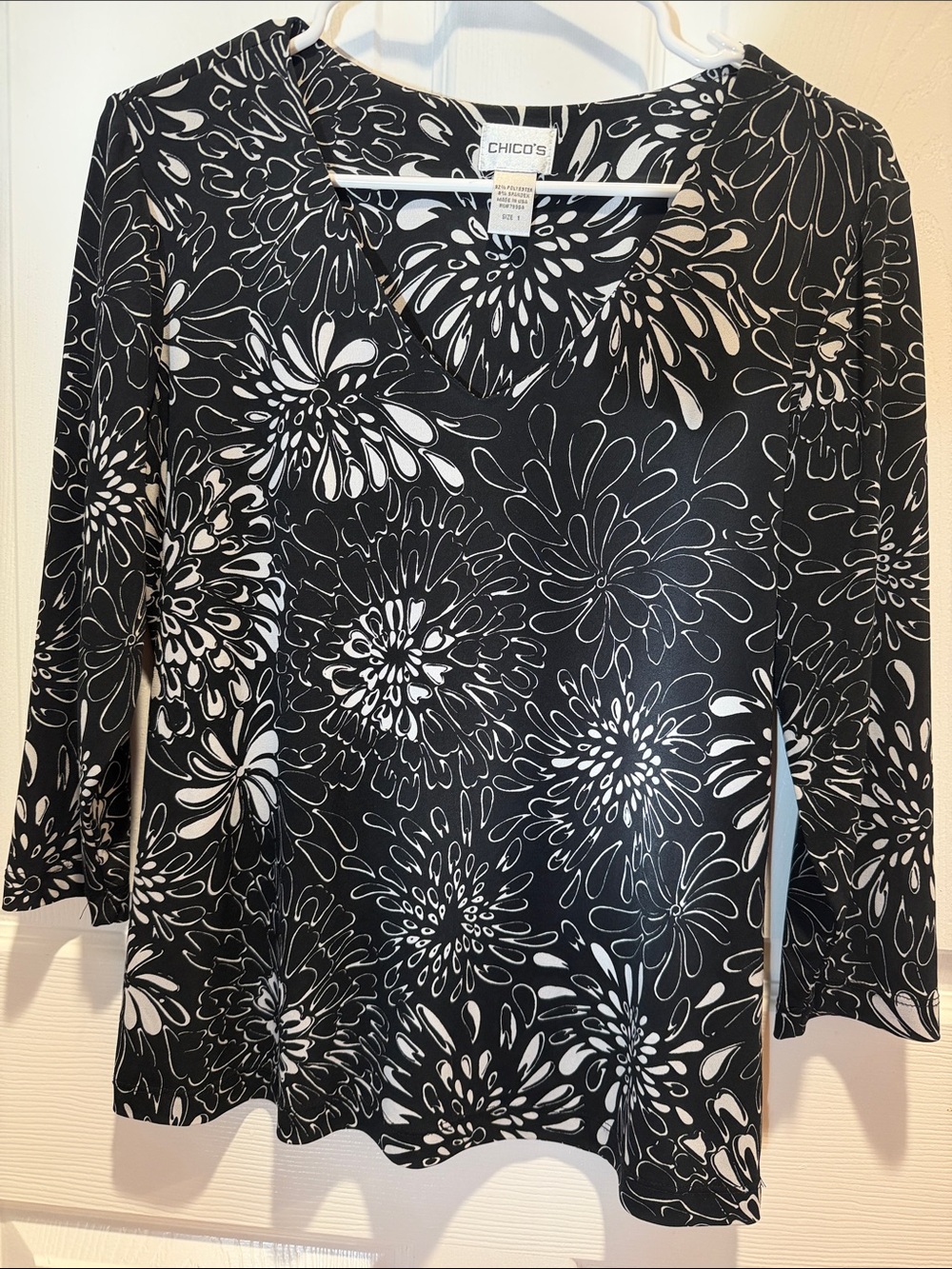 Chico's Black& White Abstract Floral Print V-Neck 3/4 Sleeve Blouse Size-Chico 1